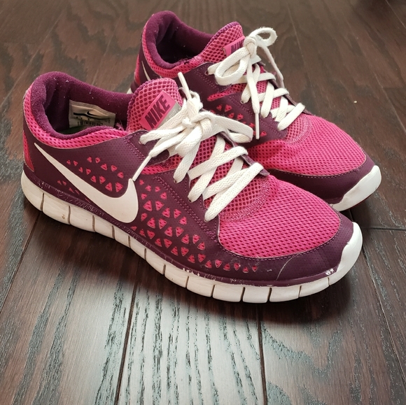 Nike Shoes - NIKE FREES SIZE 8.5